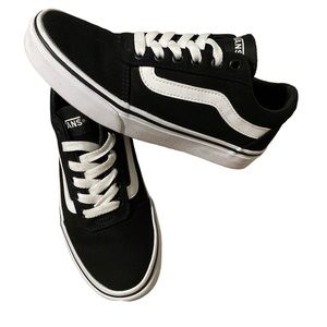 Vans Women’s Black Canvas Ward Size: 6 Gently Used in Excellent Condition